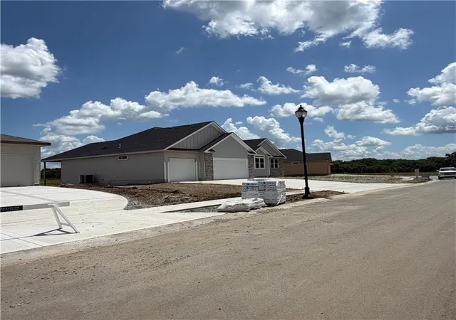 Photo 2 of Sale Pending at 2347 Foxtail Dr, Kearney, MO 64060 | MLS# 2615403 | Listing updated on 2026-09-05