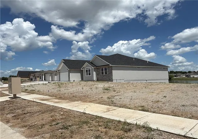 Photo 32 of Sale Pending at 2347 Foxtail Dr, Kearney, MO 64060 | MLS# 2615403 | Listing updated on 2026-09-05