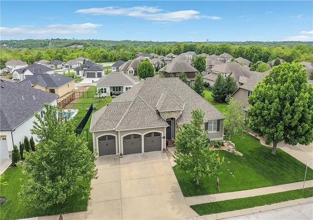 2nd image of 2600 Ne Amanda Ln, Blue Springs, MO 64029 | MLS# 2615436