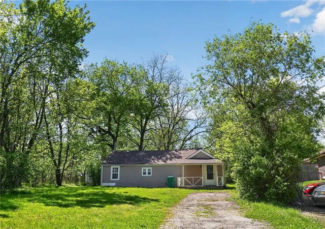 Homes for sale in Raytown, MO | 8318 Pershing Rd, Raytown, MO 64138 | MLS# 2615438