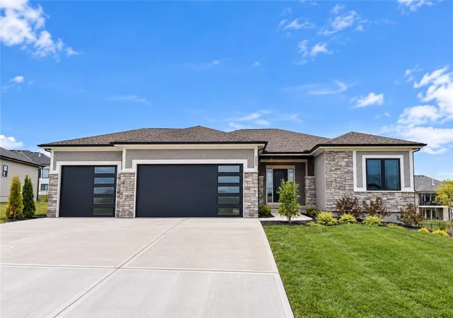 Photo 3 of Single family home for sale at 2609 Ne Crestview St, Grain Valley, MO 64029 | MLS# 2615605 | Listing updated on 2026-10-02