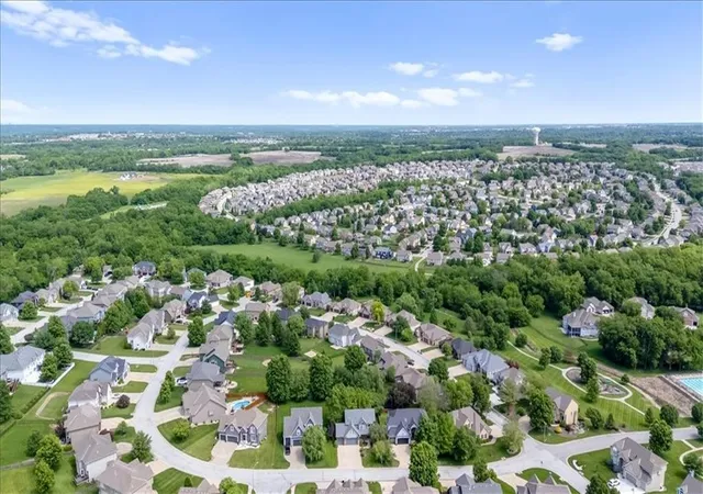 49th image of 2408 Sw Regency Dr, Lees Summit, MO 64082 | MLS# 2615779
