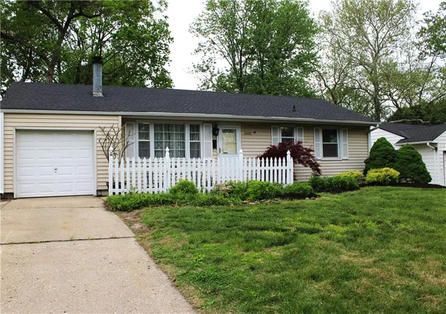 2nd image of 6800 W 76th Ter, Overland Park, KS 66204 | MLS# 2615848