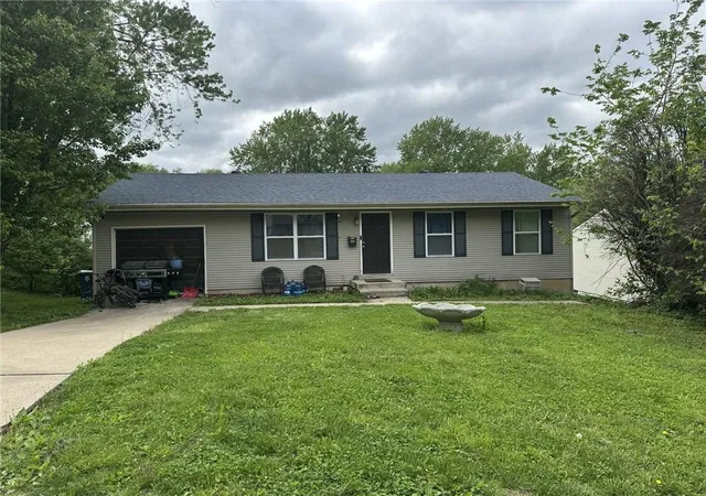 Homes for sale in Kansas City, MO | 4804 N Tullis Dr, Kansas City, MO 64119 | MLS# 2615891