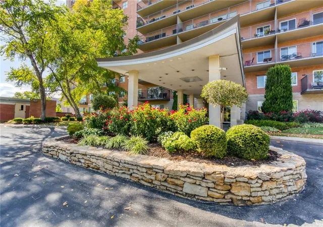 Homes for sale in Kansas City, MO | 4550 Warwick Blvd #408, Kansas City, MO 64111 | MLS# 2615932