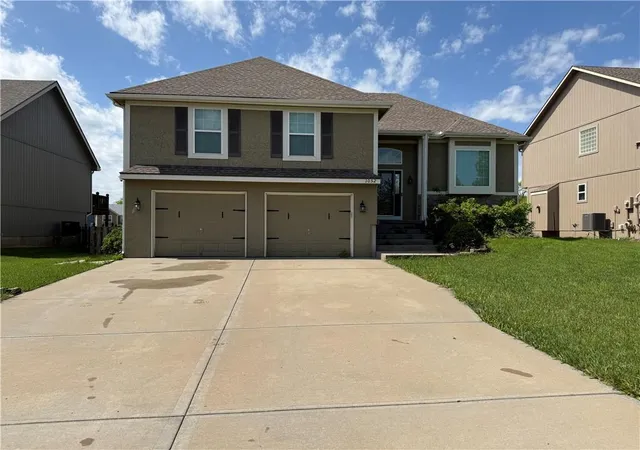 Homes for sale in Lansing, KS | 1052 Wyndham Dr, Lansing, KS 66043 | MLS# 2615936