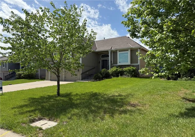 Homes for sale in Lansing, KS | 1052 Wyndham Dr, Lansing, KS 66043 | MLS# 2615936