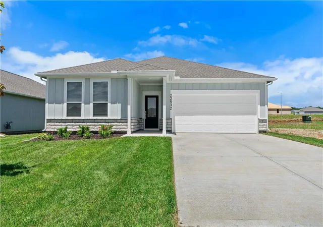 1st image of 22532 W 214th Ter, Spring Hill, KS 66083 | MLS# 2615978