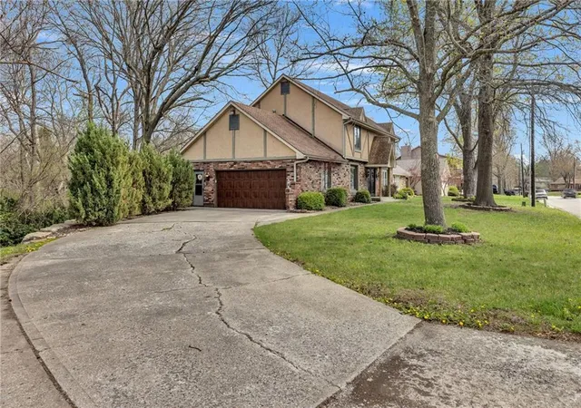 Photo 2 of Single family home for sale at 2721 Trenchard Dr, Independence, MO 64057 | MLS# 2616041 | Listing updated on 2026-08-04