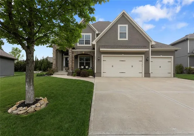 1st image of 1809 Ne Parks Summit Blvd, Lee's Summit, MO 64064 | MLS# 2616059