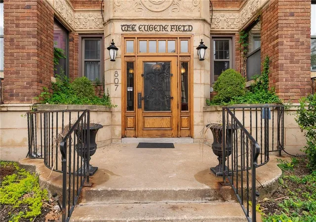 2nd image of 807 W 48th St #204, Kansas City, MO 64112 | MLS# 2616082
