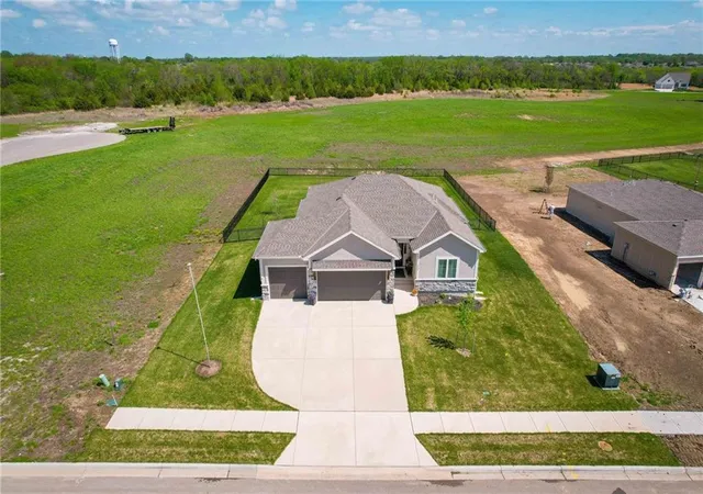 27th image of 1814 Woodward Cir, Raymore, MO 64083 | MLS# 2616088