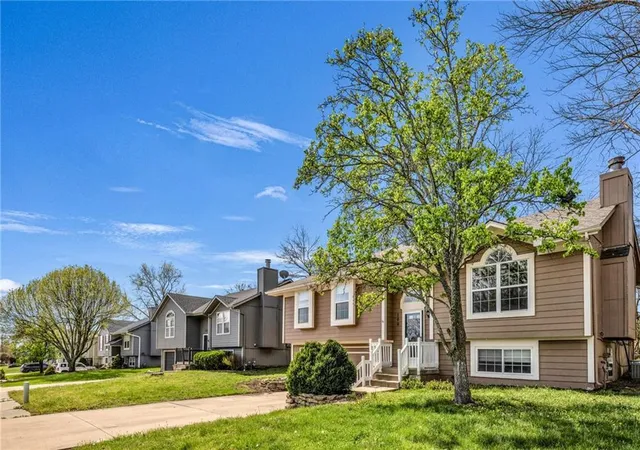 2nd image of 100 N Darrowby Dr, Raymore, MO 64083 | MLS# 2616093