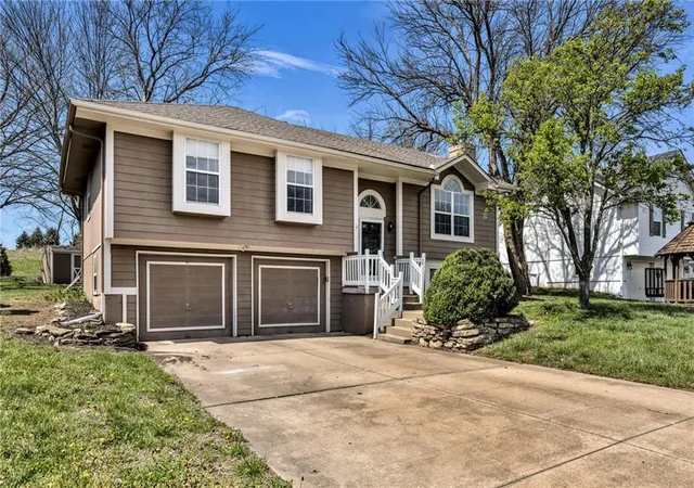 3rd image of 100 N Darrowby Dr, Raymore, MO 64083 | MLS# 2616093