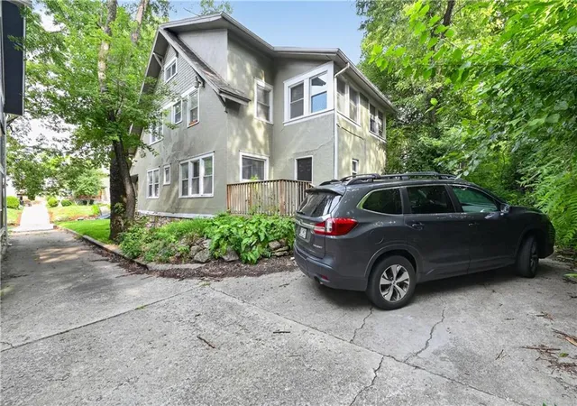 Photo 1 of Sale Pending at 3821 Virginia Ave, Kansas City, MO 64109 | MLS# 2616196 | Listing updated on 2026-09-01
