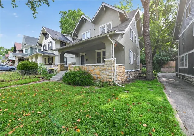 Photo 3 of Sale Pending at 3821 Virginia Ave, Kansas City, MO 64109 | MLS# 2616196 | Listing updated on 2026-09-01