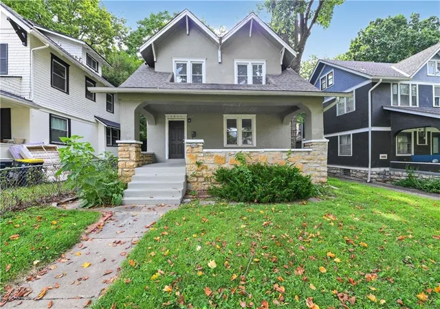 Photo 3 of Sale Pending at 3821 Virginia Ave, Kansas City, MO 64109 | MLS# 2616196 | Listing updated on 2026-09-01