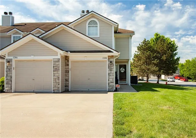 Homes for sale in Blue Springs, MO | 1302 Nw Hidden Ridge Cir, Blue Springs, MO 64015 | MLS# 2616246