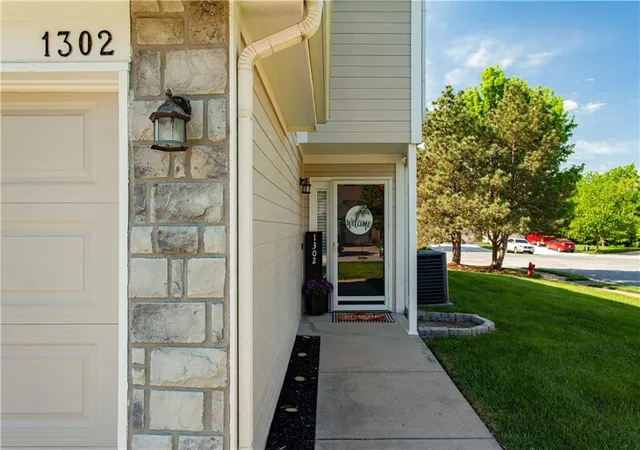 Homes for sale in Blue Springs, MO | 1302 Nw Hidden Ridge Cir, Blue Springs, MO 64015 | MLS# 2616246