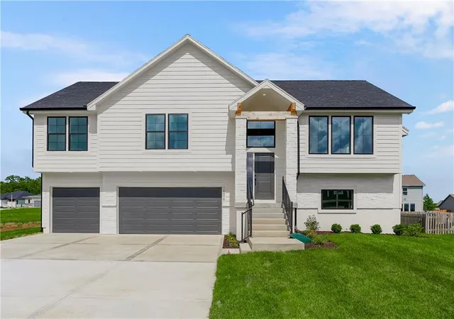 1st image of 8663 Eagle Crk Dr, De Soto, KS 66018 | MLS# 2616278
