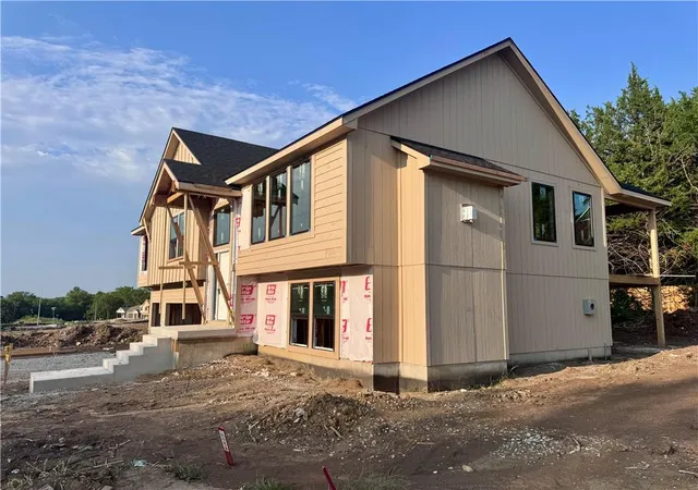 3rd image of 8663 Eagle Crk Dr, De Soto, KS 66018 | MLS# 2616278