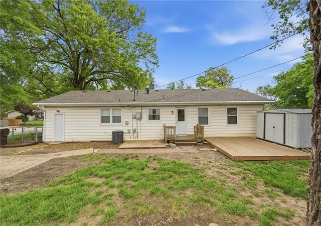 18th image of 2902 W 7th St, Lawrence, KS 66049 | MLS# 2616296