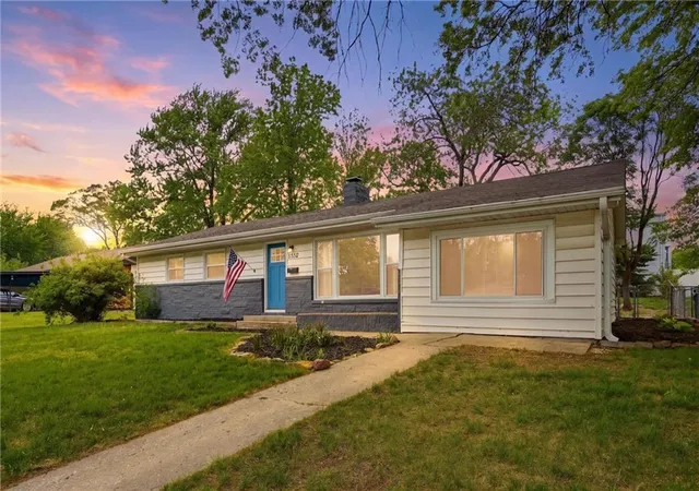 2nd image of 2902 W 7th St, Lawrence, KS 66049 | MLS# 2616296