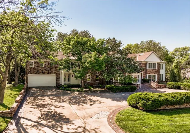 3rd image of 8616 Cedar Dr, Prairie Village, KS 66207 | MLS# 2616326