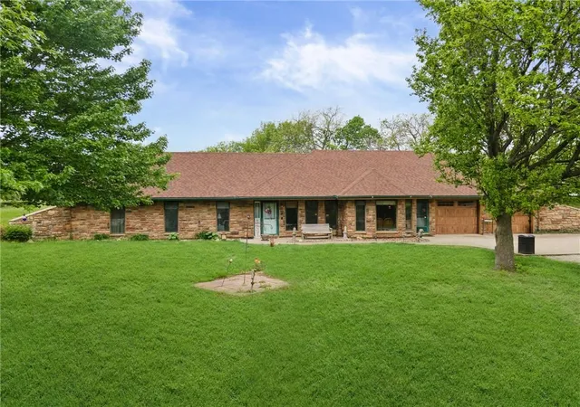 Homes for sale in Oak Grove, MO | 4021 Country Squire Rd, Oak Grove, MO 64075 | MLS# 2616337