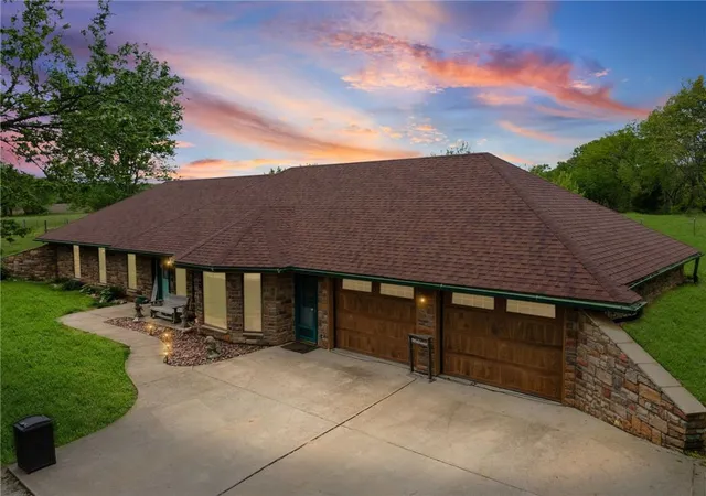 Homes for sale in Oak Grove, MO | 4021 Country Squire Rd, Oak Grove, MO 64075 | MLS# 2616337