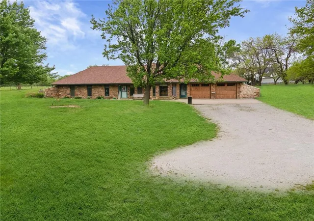 Homes for sale in Oak Grove, MO | 4021 Country Squire Rd, Oak Grove, MO 64075 | MLS# 2616337