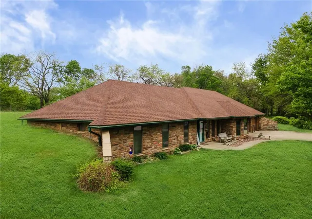 Homes for sale in Oak Grove, MO | 4021 Country Squire Rd, Oak Grove, MO 64075 | MLS# 2616337