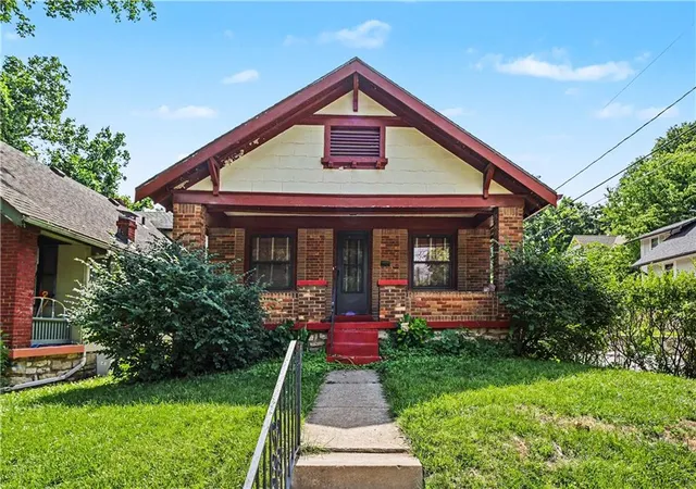 1st image of 4100 Roanoke Rd, Kansas City, MO 64111 | MLS# 2616356