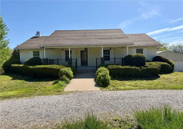 2nd image of 605 Nw 11 Rd Rd, Warrensburg, MO 64093 | MLS# 2616416