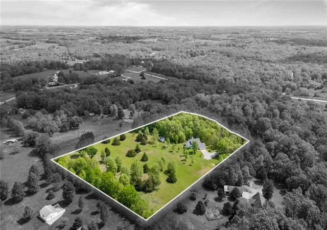 Photo 3 of Sale Pending at 20 Nw 750th Road, Warrensburg, MO 64093 | MLS# 2616456 | Listing updated on 2026-08-26