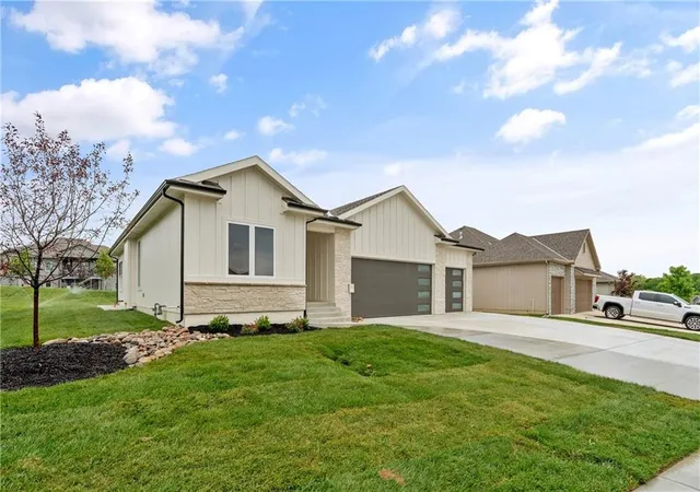1st image of 4125 Ne Dearborn Ln, Lees Summit, MO 64064 | MLS# 2616481