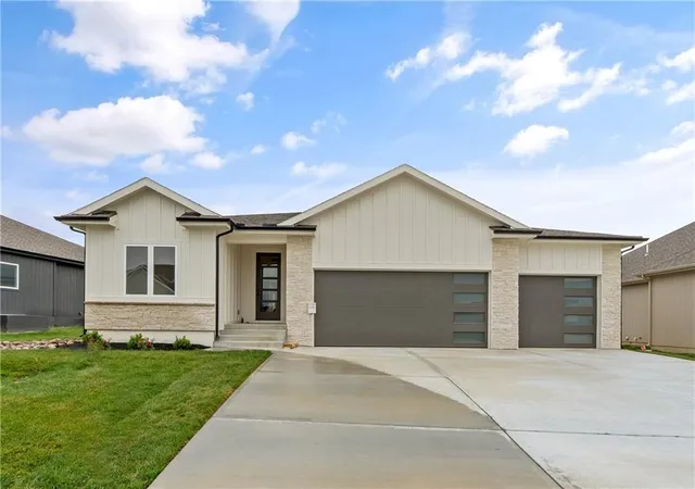 2nd image of 4125 Ne Dearborn Ln, Lees Summit, MO 64064 | MLS# 2616481