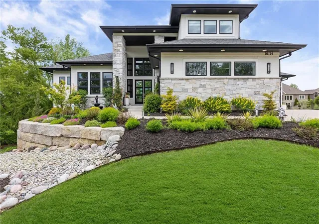 Photo 3 of Sale Pending at 10114 W 152nd Terrace, Overland Park, KS 66221 | MLS# 2616553 | Listing updated on 2026-08-31