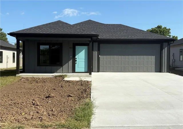 Photo 1 of Single family home for sale at 402 E Washington St, Harrisonville, MO 64701 | MLS# 2616665 | Listing updated on 2026-10-03