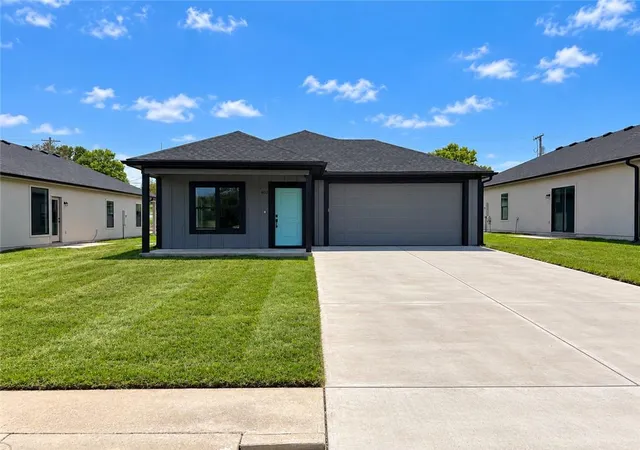 Photo 1 of Single family home for sale at 402 E Washington St, Harrisonville, MO 64701 | MLS# 2616665 | Listing updated on 2026-10-26