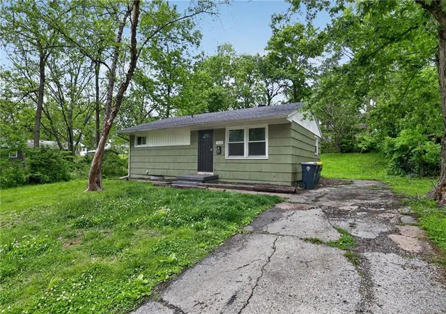 Photo 2 of Sale Pending at 7608 E 48th Terrace, Kansas City, MO 64129 | MLS# 2616695 | Listing updated on 2026-09-03