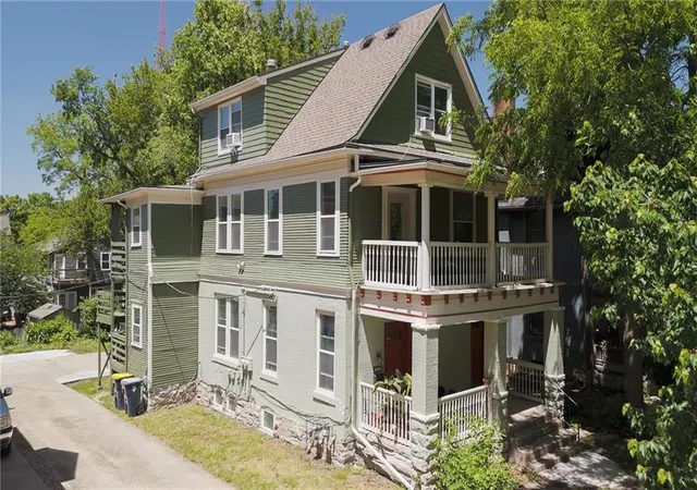 Homes for sale in Kansas City, MO | 3226 Campbell St, Kansas City, MO 64109 | MLS# 2616753
