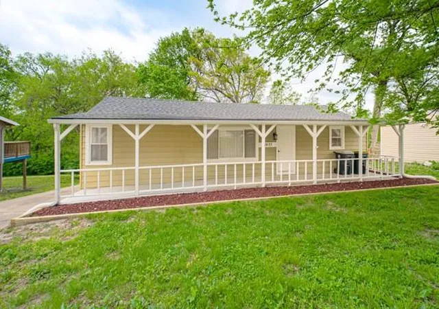 1st image of 4833 Farley Ave, Kansas City, MO 64129 | MLS# 2616775