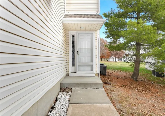 2nd image of 1327 Se Broadway Cir, Lees Summit, MO 64081 | MLS# 2616780
