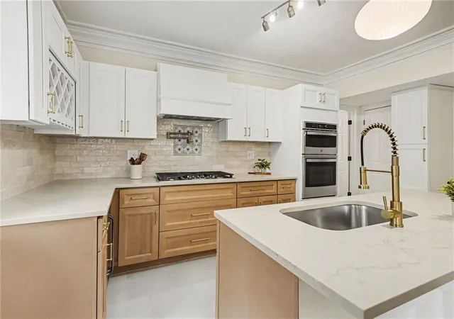 Photo 2 of Single family home for sale at 122 E 59th Street, Kansas City, MO 64113 | MLS# 2616832 | Listing updated on 2026-09-22