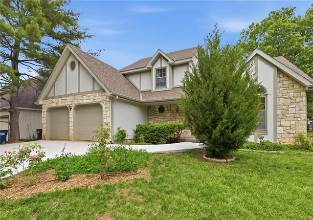 Photo 3 of Single family home for sale at 1308 Stone Meadows Dr, Lawrence, KS 66049 | MLS# 2616837 | Listing updated on 2026-08-19