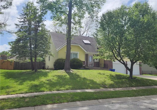Homes for sale in Shawnee, KS | 7302 Earnshaw St, Shawnee, KS 66216 | MLS# 2616866