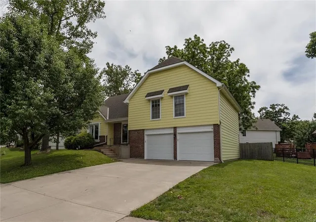 Homes for sale in Shawnee, KS | 7302 Earnshaw St, Shawnee, KS 66216 | MLS# 2616866
