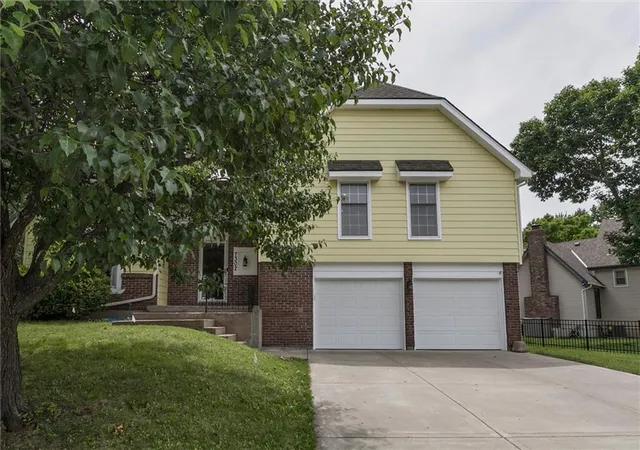 Homes for sale in Shawnee, KS | 7302 Earnshaw St, Shawnee, KS 66216 | MLS# 2616866
