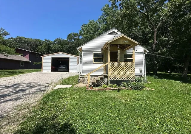 3rd image of 2332 Park Ln, Oak Grove, MO 64075 | MLS# 2616897